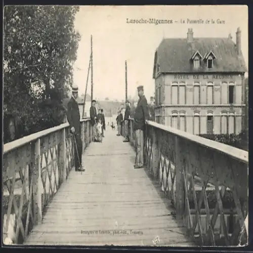 AK Laroche-Migennes, La Passerelle de la Gare et Hôtel de la Réunion