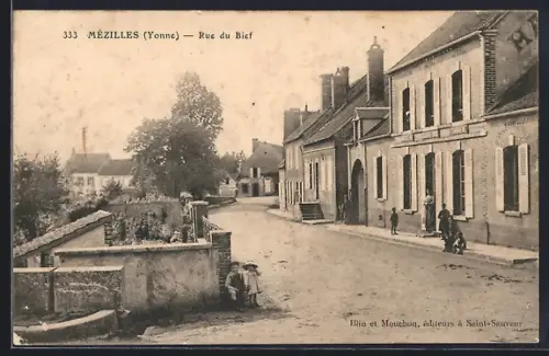AK Mézilles /Yonne, Rue du Bief avec enfants et maisons du village