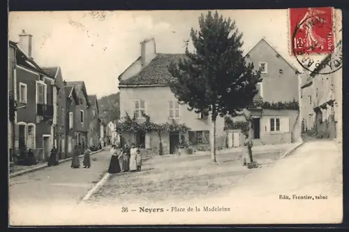 AK Noyers, Place de la Madeleine avec passants et bâtiments historiques