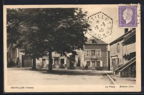 AK Montillot /Yonne, La Place avec bâtiments et arbres majestueux