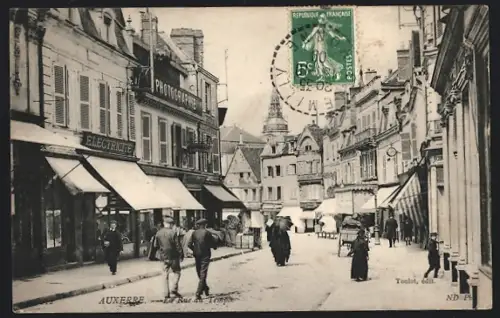 AK Auxerre, La Rue du Temple animée avec passants et boutiques