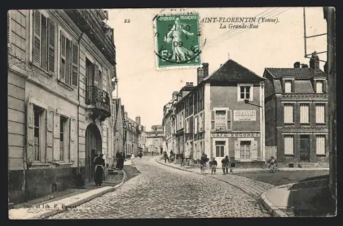 AK Saint-Florentin /Yonne, La Grande-Rue avec passants et bâtiments historiques