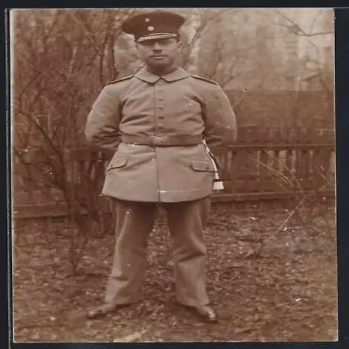 Foto-AK Soldat in Feldgrau Uniform mit Bajonett und Schirmmütze