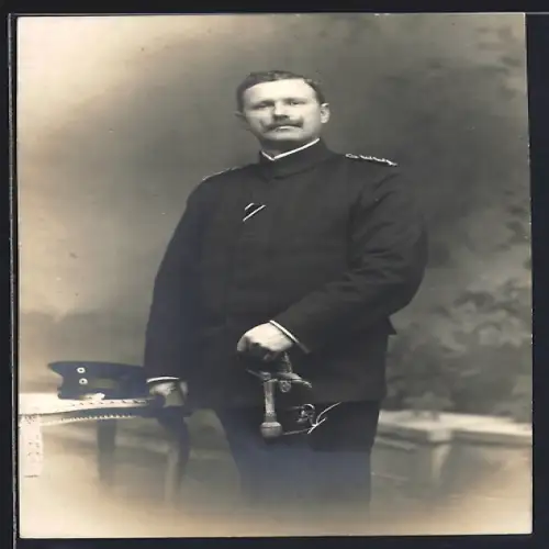 Foto-AK Offizier in Uniform mit Säbel, Band zum EK II 1914