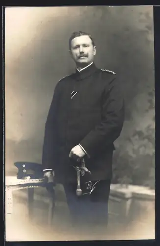 Foto-AK Offizier in Uniform mit Säbel, Band zum EK II 1914