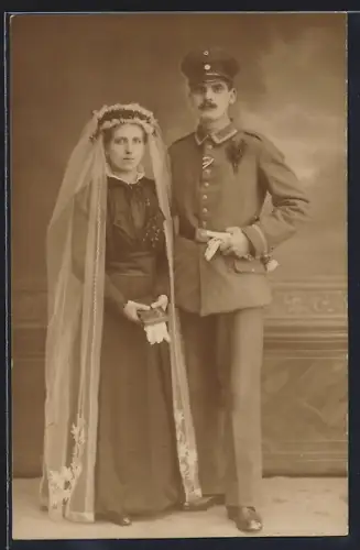 Foto-AK Unteroffizier in Uniform mit Band zum EK II 1914 mit seiner Frau