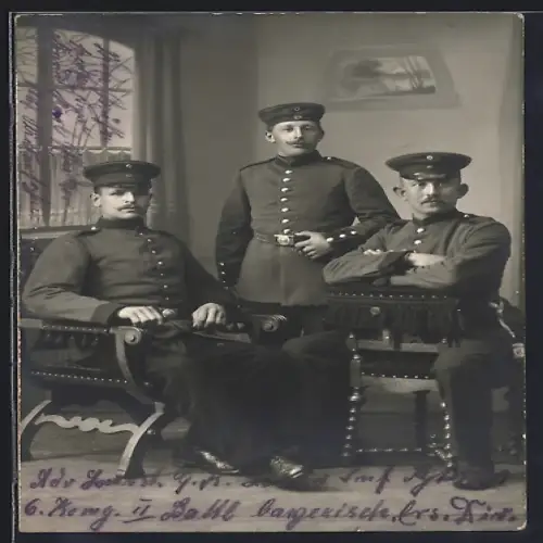 Foto-AK Drei Soldat in Uniform vom Rgt. Nr. 12