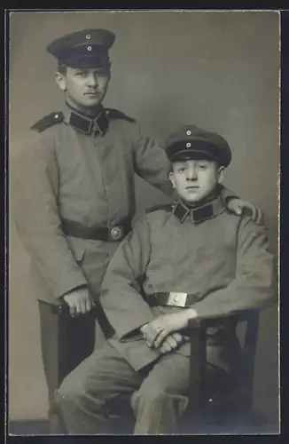 Foto-AK Zwei Soldaten in Feldgrau in Uniform mit Schirmmütze