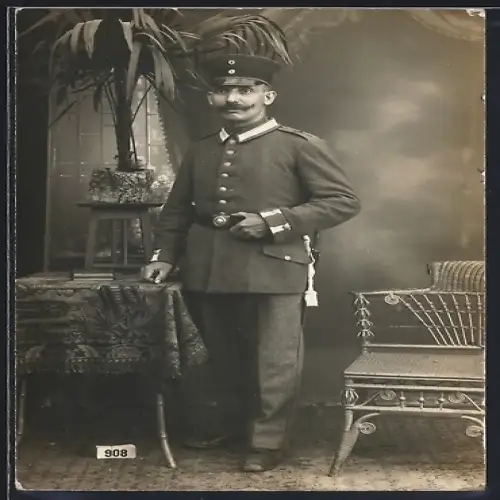 Foto-AK Garde-Soldat in Uniform mit Bajonett und Schirmmütze