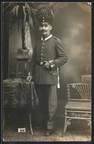 Foto-AK Garde-Soldat in Uniform mit Bajonett und Schirmmütze
