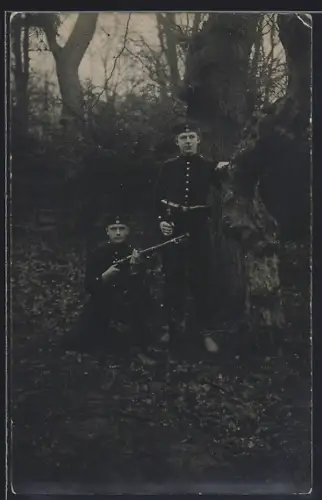 Foto-AK Zwei Einjährig-Freiwillige in Uniform mit Gewehr