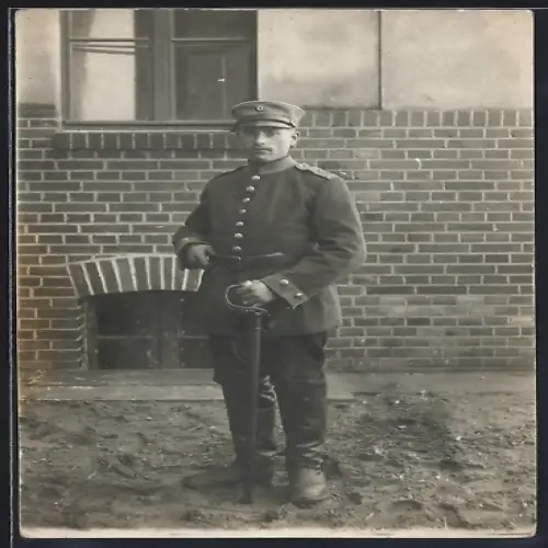 Foto-AK Soldat vom Rgt. Nr. 1 in Uniform mit Säbel