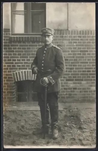 Foto-AK Soldat vom Rgt. Nr. 1 in Uniform mit Säbel