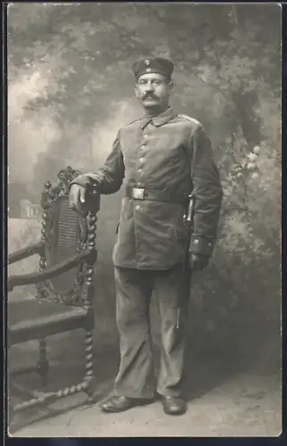 Foto-AK Soldat in Feldgrau Uniform mit Bajonett und Krätzchen