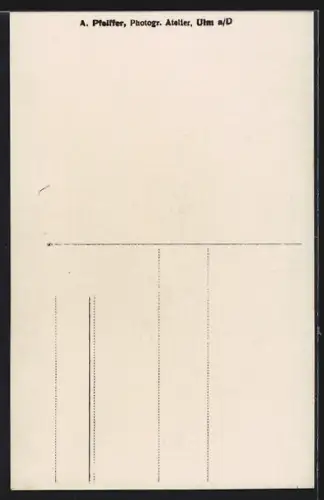 Foto-AK Soldat in Feldgrau Uniform mit Schirmmütze