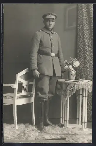 AK Soldat in Feldgrau Uniform mit Schirmmütze