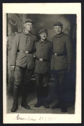 Foto-AK Drei Soldaten in Feldgrau Uniform mit Krätzchen