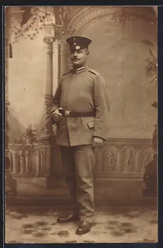Foto-AK Soldat in Uniform mit Schirmmütze