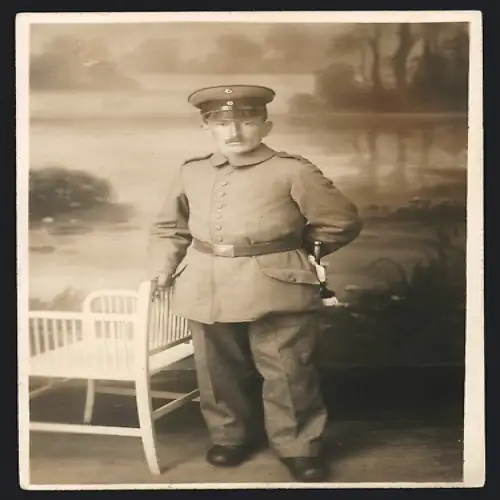AK Soldat in Feldgrau Uniform mit Bajonett und Schirmmütze