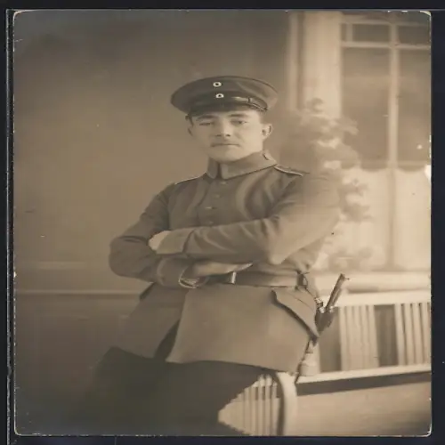 Foto-AK Vize-Feldwebel in Uniform mit Bajonett und Schirmmütze