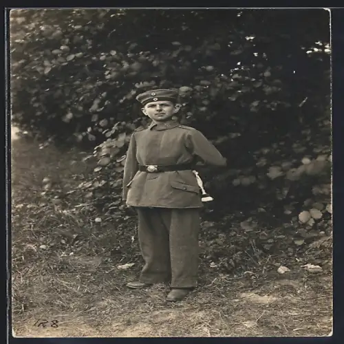 Foto-AK Soldat vom Landwehr-Rgt. Nr. 20 in Feldgrau Uniform mit Krätzchen