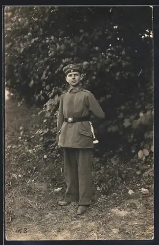 Foto-AK Soldat vom Landwehr-Rgt. Nr. 20 in Feldgrau Uniform mit Krätzchen