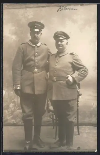 Foto-AK Soldat und Garde-Soldat in Feldgrau Uniform mit Bajonett und Schirmmütze