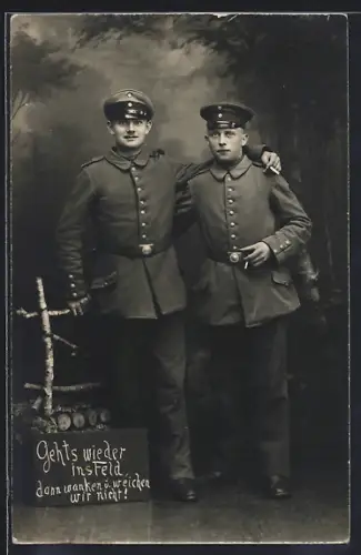 AK Zwei Soldaten in Feldgrau Uniform mit Schirmmütze