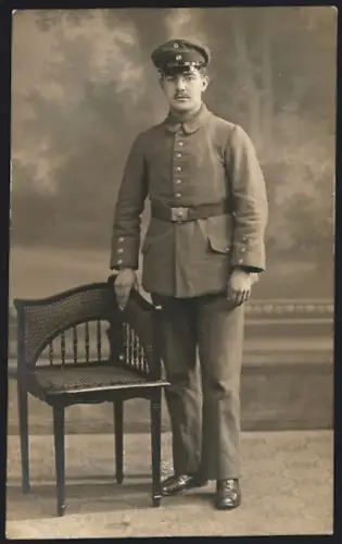 AK Soldat in Feldgrau Uniform mit Schirmmütze