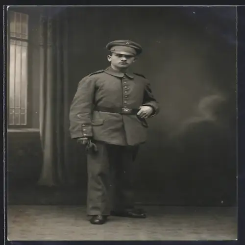Foto-AK Gefreiter in Feldgrau Uniform mit Schirmmütze
