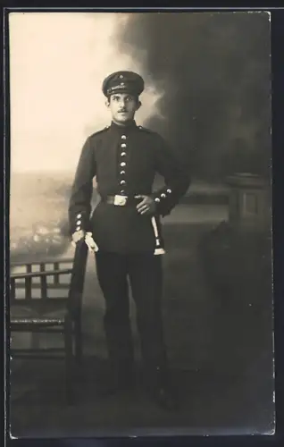 AK Soldat in Uniform mit Bajonett und Schirmmütze