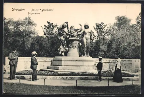 AK Dresden, Leute am Mozart-Denkmal auf der Bürgerwiese