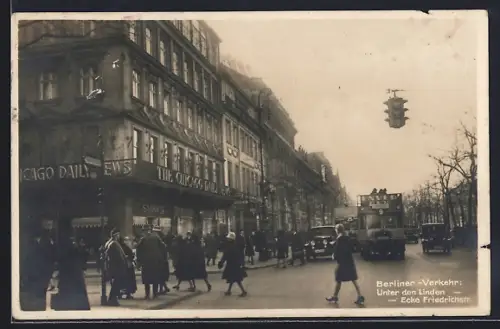 AK Berlin, Unter den Linden, Ecke Friedrichstrasse, Strassenverkehr, Verlagshaus der Chicago Daily News