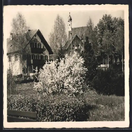 AK Schondorf am Ammersee, Kirche, Wohnhäuser, Gartenanlage im Frühling