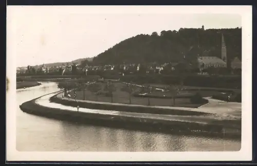 Foto-AK Saarbrücken, Neue Anlage, Flussufer, Park, Stadtansicht