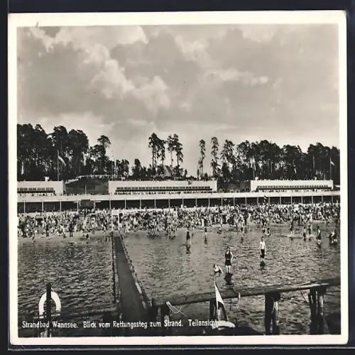 AK Berlin-Wannsee, Strandbad Blick vom Rettungssteg zum Strand, Teilansicht