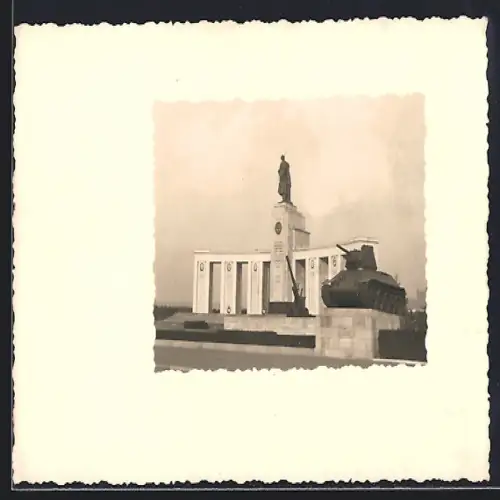 Foto-AK Berlin, Sowjetisches Ehrenmal, Grosser Tiergarten