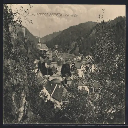 AK Berneck i. Fichtelgeb., Ortsansicht mit Bergen
