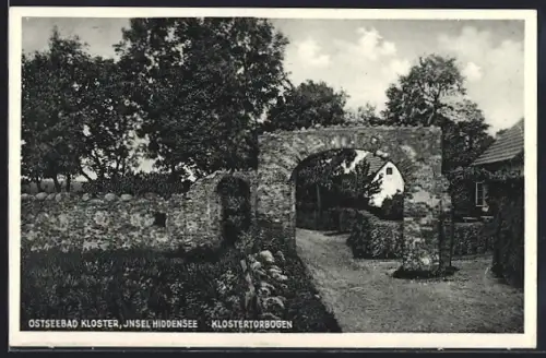 AK Kloster /Hiddensee, Blick auf den Klostertorbogen