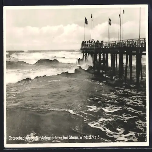 AK Ahlbeck / Ostseebad, Anlegebrücke bei Sturm, Windstärke 8