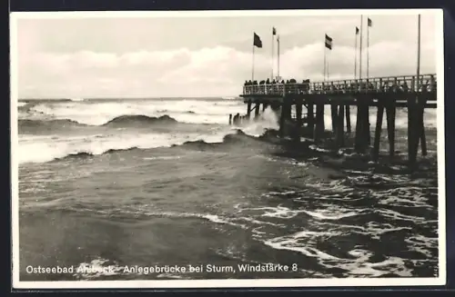 AK Ahlbeck / Ostseebad, Anlegebrücke bei Sturm, Windstärke 8