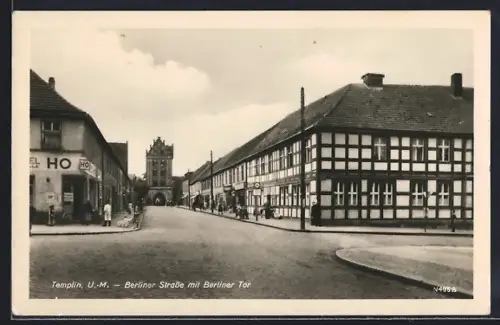AK Templin /U.-M., Berliner Strasse mit Berliner Tor