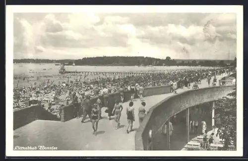 AK Berlin-Wannsee, Badegäste im Strandbad