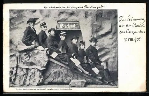 AK Salzabbau, Männer auf Rutsche im Salzbergwerk