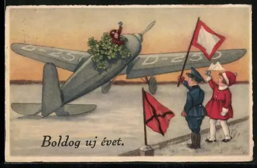 AK Flugzeug mit Kleeblättern, Junge und Mädchen winken vom Rand des Flugfeldes aus