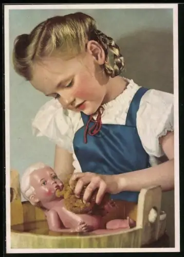 AK Mädchen wäscht ihre Puppe