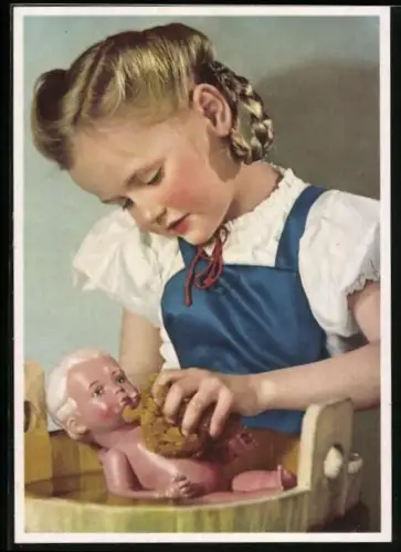 AK Mädchen wäscht ihre Puppe
