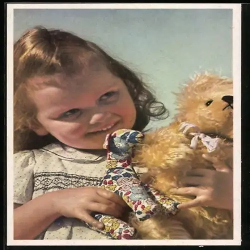 AK Mädchen mit Teddy in den Armen