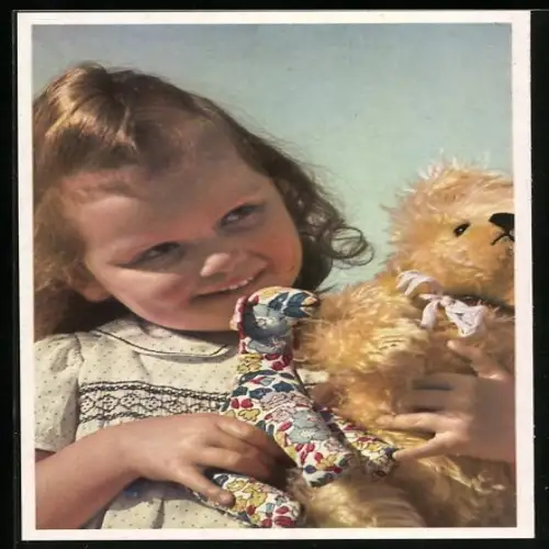 AK Mädchen mit Teddy in den Armen