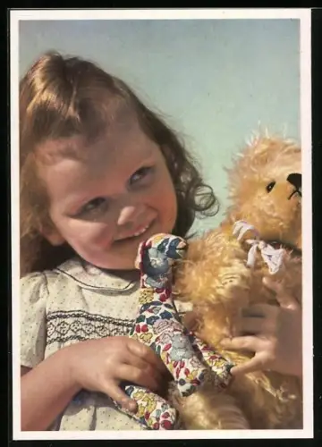 AK Mädchen mit Teddy in den Armen